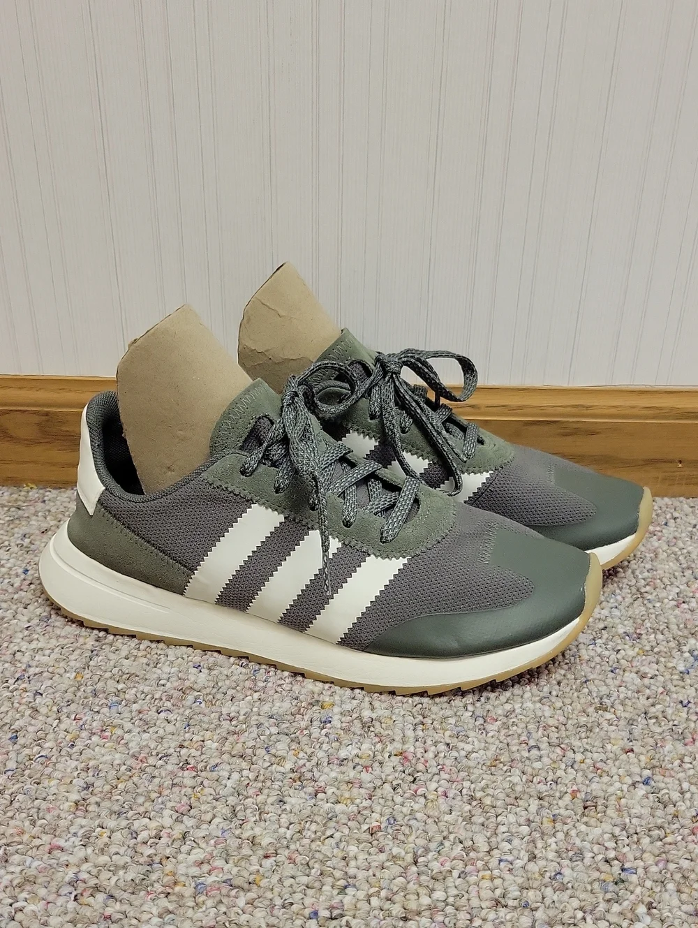 adidas Flashback Olive Green & White Casual Runner Sneakers 8.5 Athleisure Gym